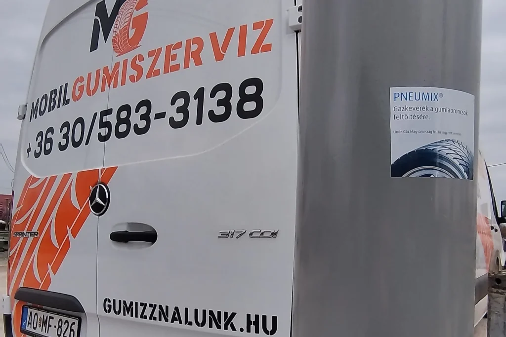 Mobil gumiszerviz autó Pneumix nitrogénes gumifújáshoz szükséges palackkal