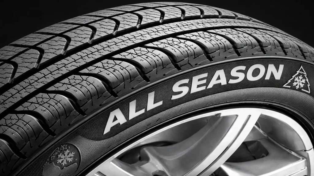 Négyévszakos autógumi közelről – ALL SEASON felirat és mintázat
